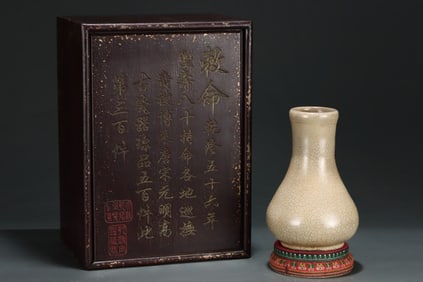 An Exquisite Ge yao Vase