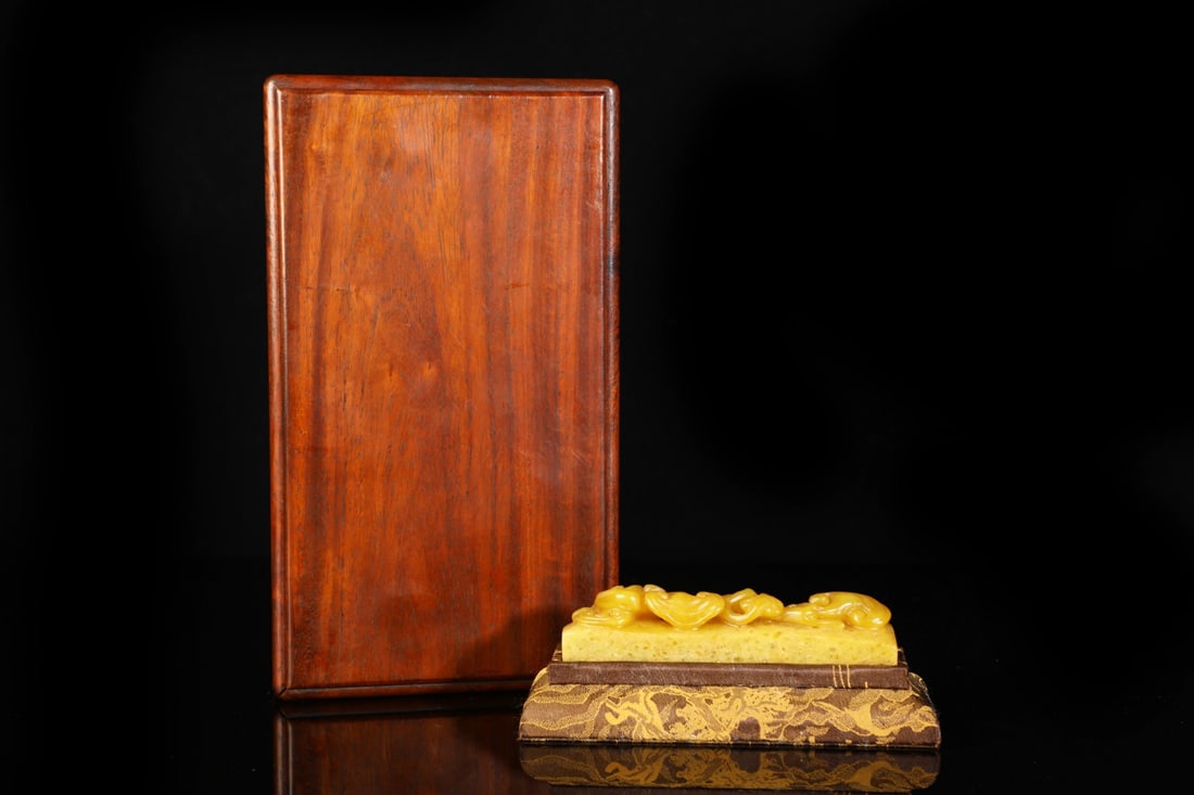 An Exquisite Tianhuang Stone Ganoderma Lucidum Pattern Paper Weight: An Exquisite Tianhuang Stone Ganoderma Lucidum Pattern Paper Weight,Qing Dynasty,China,Size:1inx4.5in,Weight:136g 田黄石灵芝纹