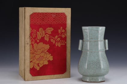 An Exquisite Guan yao Double-Ears Vase