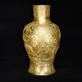 A Huge Gilt Character and Story Pattern Vase