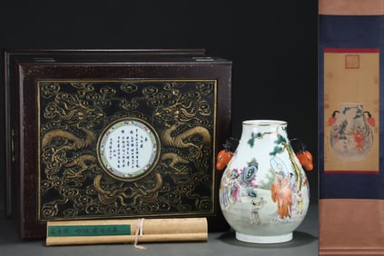 An Exquisite Famille-Rose Painted Gold Figure Pattern Deer-Ears Vase,with Poem,with Vertical Scroll