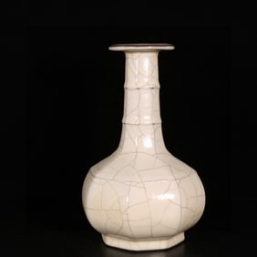 An Exquisite Guan yao Vase