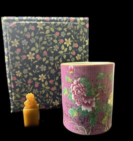 An Exquisite Famille-Rose Flower Pattern Brush Pot