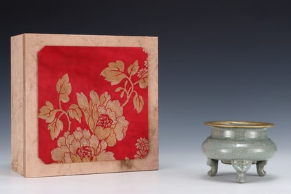 An Exquisite Guan yao Painted Gold Tripod Censer