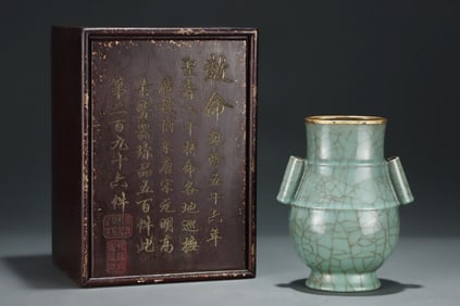 An Exquisite Guan yao Cover with Gold Double-Ears Vase,with an Imperial Poem by Emperor Qianlong