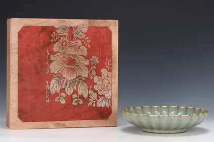 An Exquisite Guan yao Painted Gold Plate,with an Imperial Poem by Emperor Qianlong