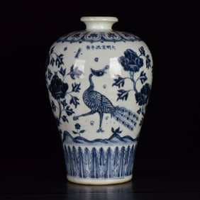 An Exquisite Blue and White Flower and Bird Pattern Vase