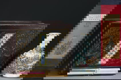 An Exquisite Famille-Rose Painted Gold Landscape Pattern Vase,with Vertical Scroll Painting on Silk