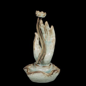 An Exquisite Ru yao Bergamot and Flower Pattern Incense Holder