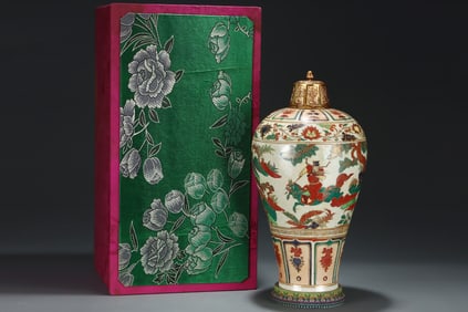 A Huge Wucai Painted Gold Figure and Story Pattern Bottle