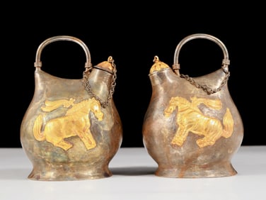 A pair of exquisite gilt bronze and silver horse-patterned ewers