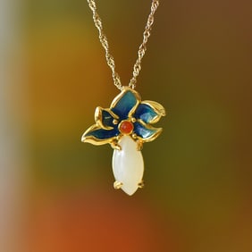 An Exquisite Sterling Silver Inlaid White Jade Flower Pattern Necklace