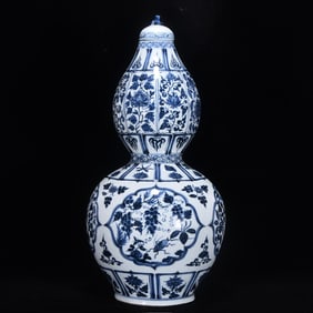 An Exquisite Blue and White Flower Pattern  Gourd-Shaped Vase
