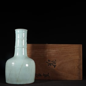 An Exquisite Guan yao Celadon Glazed Vase