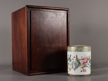 An Exquisite Famille-Rose Painted Gold Flower and Fruit Pattern Box