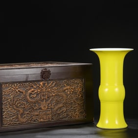 An Exquisite Yellow Glazed Vase