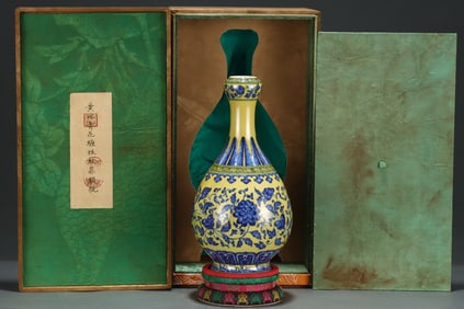 An Exquisite Blue and White Lotus Pattern Vase