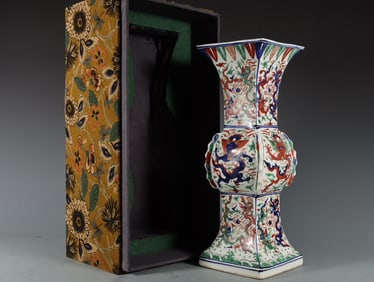 An Exquisite Wucai Dragon Pattern Seawater Pattern Vase