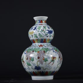 An Exquisite Doucai Lotus Pattern Flower and Fruit Pattern Gourd-Shaped Vase