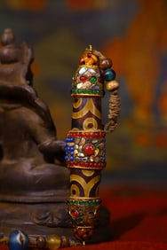 An Exquisite Agate Inlaid Gems Ornament