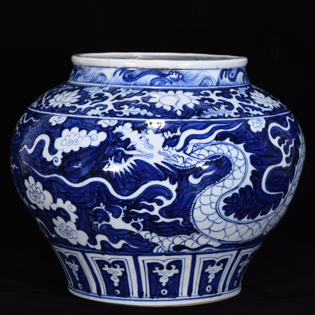 An Exquisite Blue and White Lotus Pattern Dragon Pattern Jar (1 of 9)