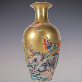 An Exquisite Enamel Flower and Bird Pattern Vase