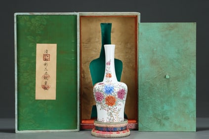 An Exquisite Famille-Rose Flower and Butterfly Pattern Vase