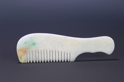 An Exquisite Jadeite Comb