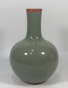 An Exquisite Green Glazed Vase