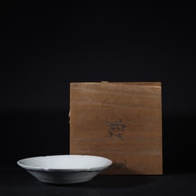 An Exquisite Guan yao Plate