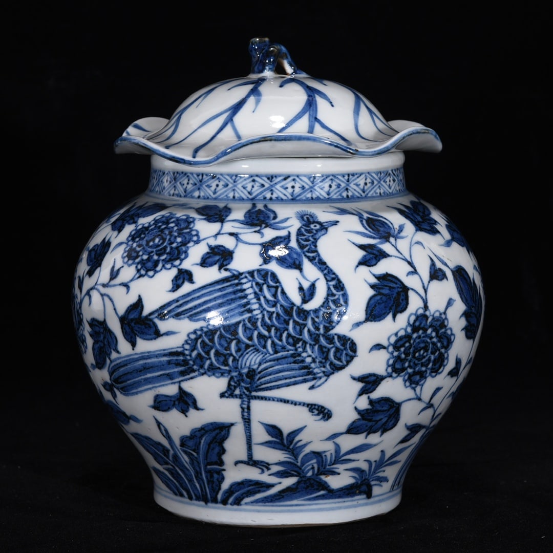 An Exquisite Blue and White Flower and Bird Pattern Jar: An Exquisite Blue and White Flower and Bird Pattern Jar Yuan Dynasty, China Size:7.5inx6.5in青花鹤纹荷叶盖罐 中国元代 Size:19cmx