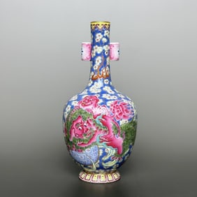 An Exquisite Famille-Rose Painted Gold Lion Pattern Double-Ears Vase