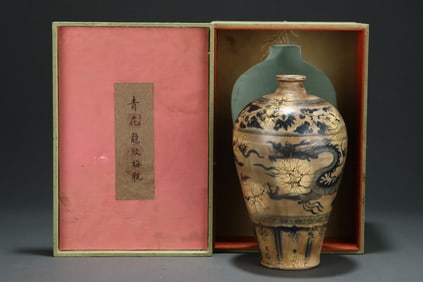 An Exquisite Blue and White Lotus Pattern Dragon Pattern Vase