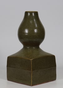 An Exquisite Teadust Glazed Gourd-Shaped Vase