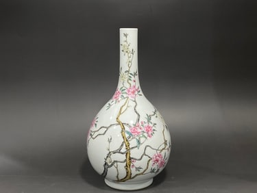 An Exquisite Famille-Rose Flower Pattern Vase