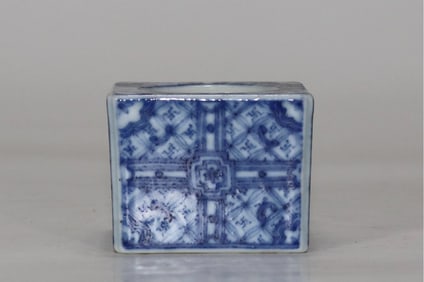An Exquisite Blue and White Brush Washer