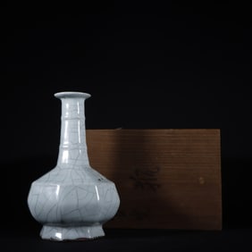 An Exquisite Guan yao Vase