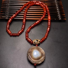 An Exquisite Dzi Bead Necklace