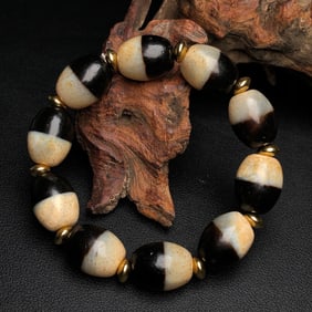 An Exquisite Dzi Bead Bracelets