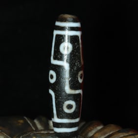 An Exquisite Nine Eyes Dzi Bead Pendant