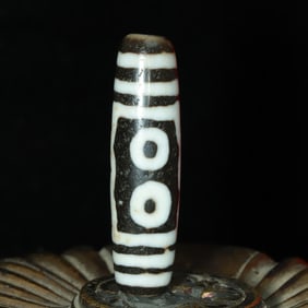 An Exquisite Five Eyes Dzi Bead Pendant