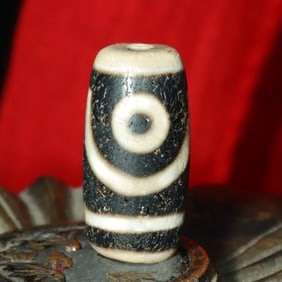 An Exquisite Two Eyes Dzi Bead Pendant