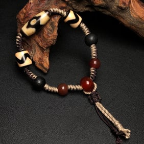 An Exquisite Dzi Bead Bracelets