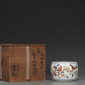 An Exquisite Blue and White Wucai Flower and Bird Pattern Jar