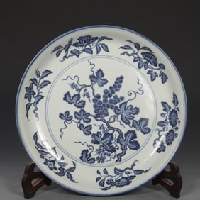 An Exquisite Blue and White Grapes Pattern Plate