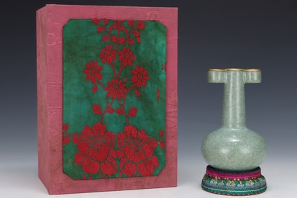 An Exquisite Ru yao Painted Gold Twin-neck bottles