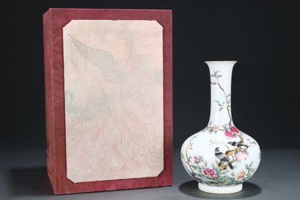 An Exquisite Famille-Rose Flower and Bird Pattern Vase,with Poem