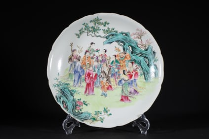 An Exquisite Famille-Rose Character and Story Pattern Plate