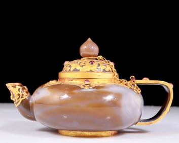 An exquisite agate ewer covered with gold and inlaid with gems and floral patterns