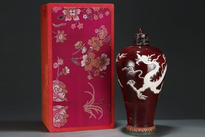 A Huge Ji Red Glazed Dragon Pattern Bottle